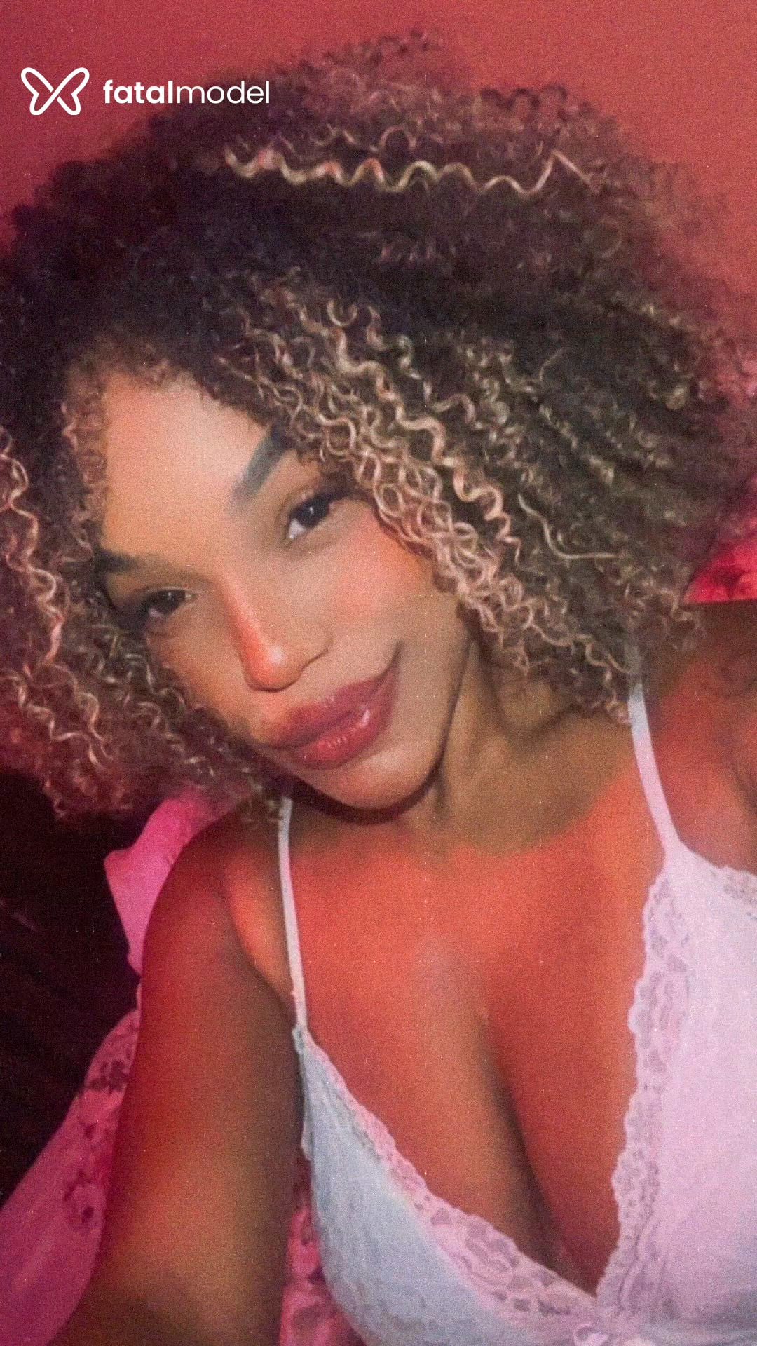 Acompanhante mulher loira (o) de olhos castanhos - Kelly Mayane
