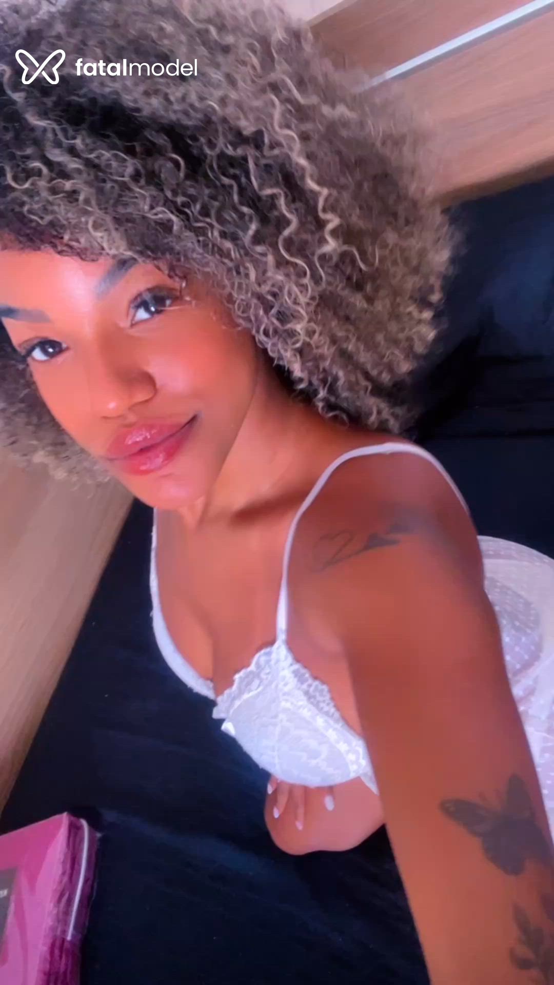 Acompanhante mulher loira (o) de olhos castanhos - Kelly Mayane