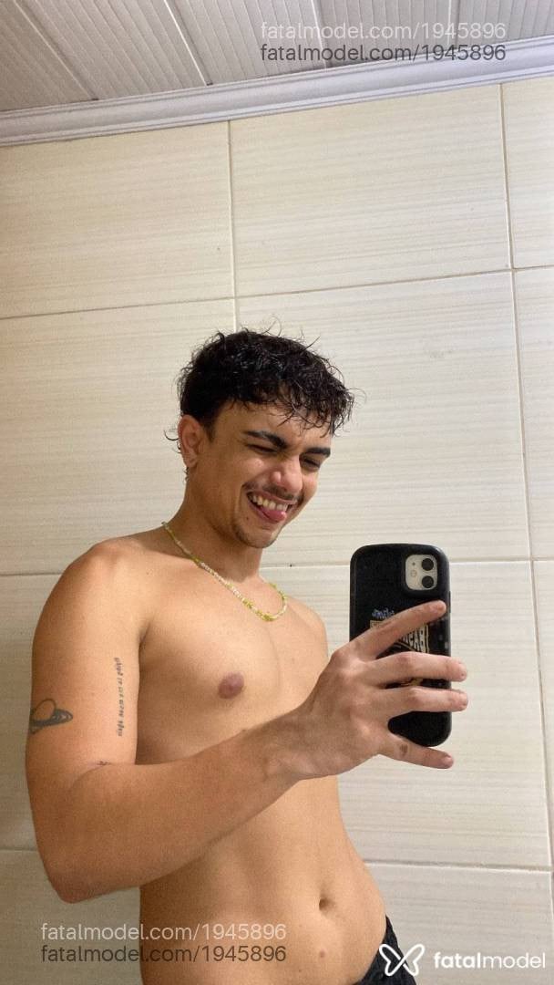 Acompanhante homem com cabelo castanho de olhos castanhos - Guinho