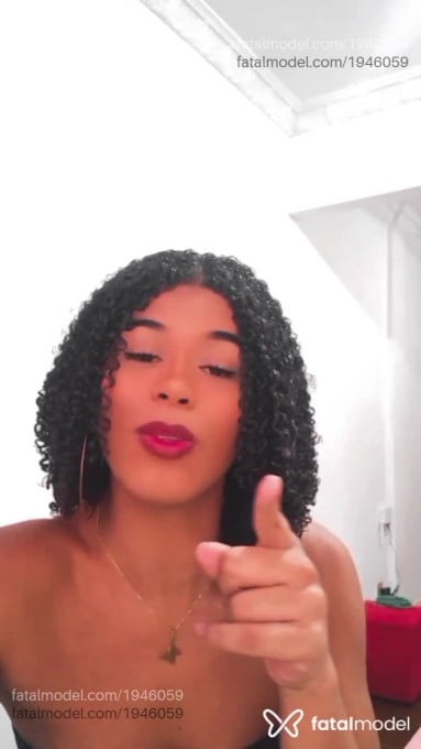 Acompanhante mulher trans com cabelo castanho de olhos castanhos em Angra dos Reis - Yasmim Aguiar