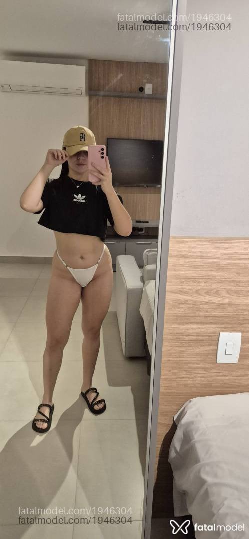 Acompanhante mulher com cabelo castanho de olhos verdes - Larissa Feitosa