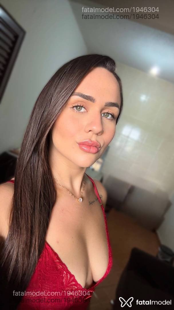 Acompanhante mulher com cabelo castanho de olhos verdes - Larissa Feitosa