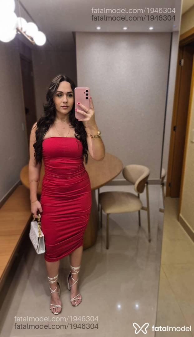 Acompanhante mulher com cabelo castanho de olhos verdes - Larissa Feitosa