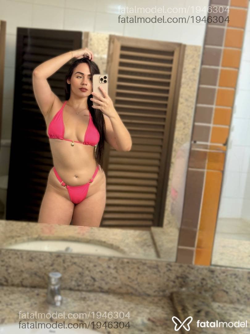 Acompanhante mulher com cabelo castanho de olhos verdes - Larissa Feitosa