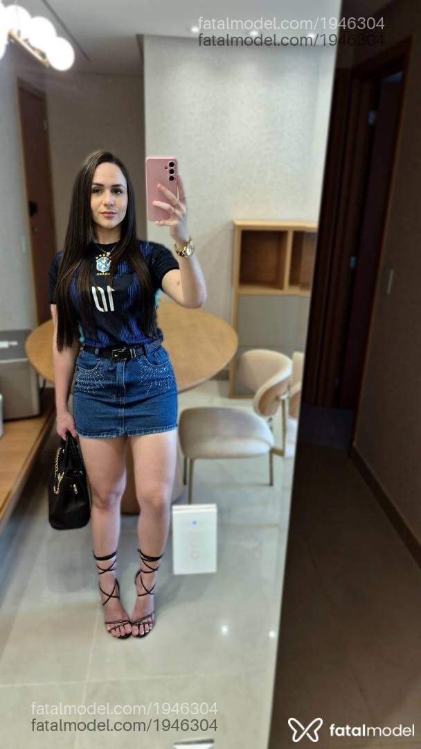 Acompanhante mulher com cabelo castanho de olhos verdes em Goiânia Acompanhante mulher com cabelo castanho de olhos verdes em Goiânia - Larissa Feitosa