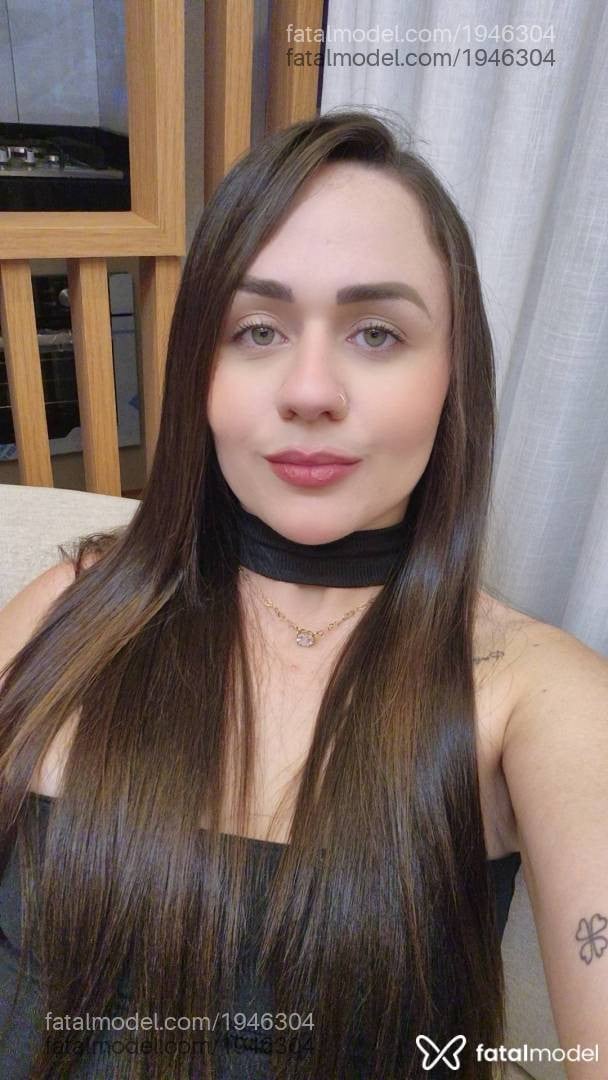 Acompanhante mulher com cabelo castanho de olhos verdes - Larissa Feitosa