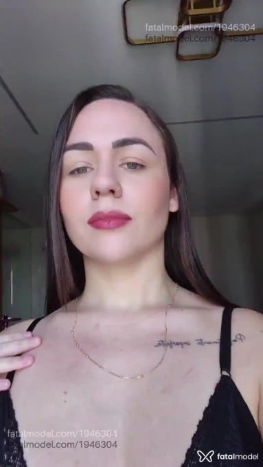 Acompanhante mulher com cabelo castanho de olhos verdes em Goiânia - Larissa Feitosa
