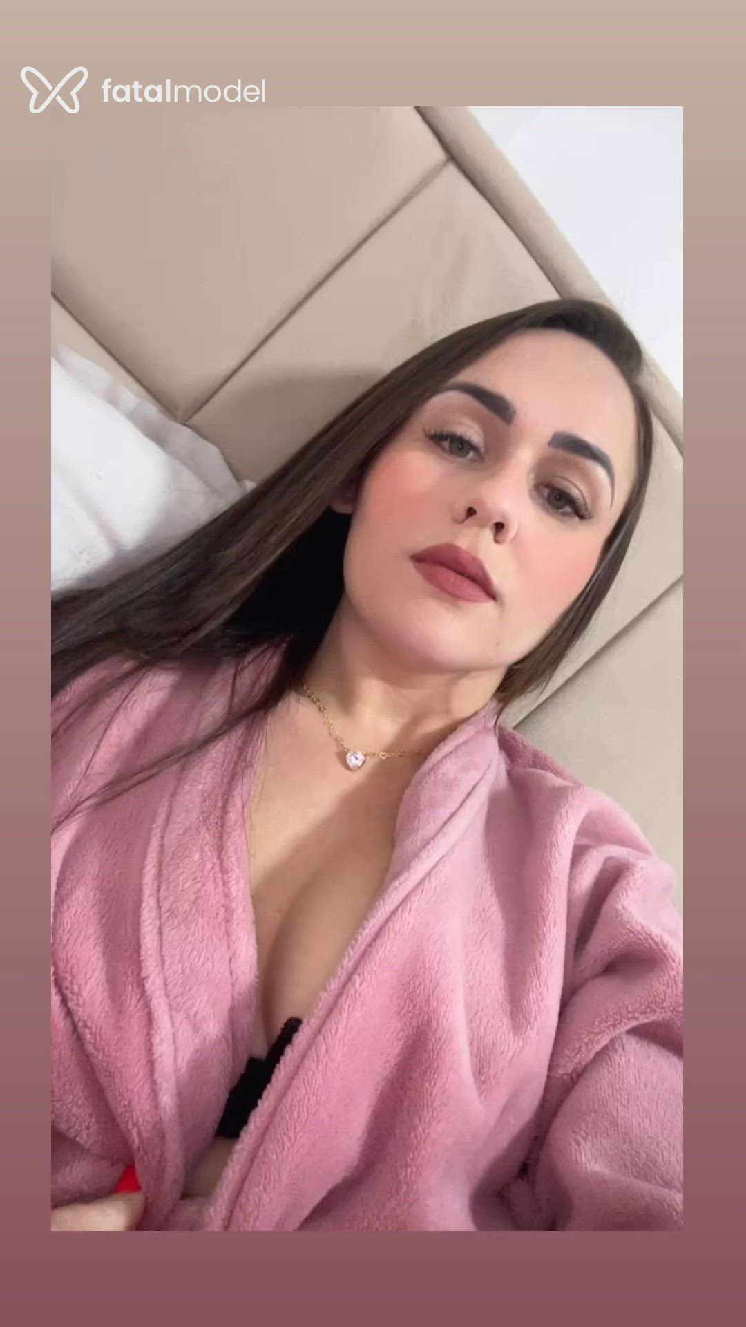 Acompanhante mulher com cabelo castanho de olhos verdes - Larissa Feitosa