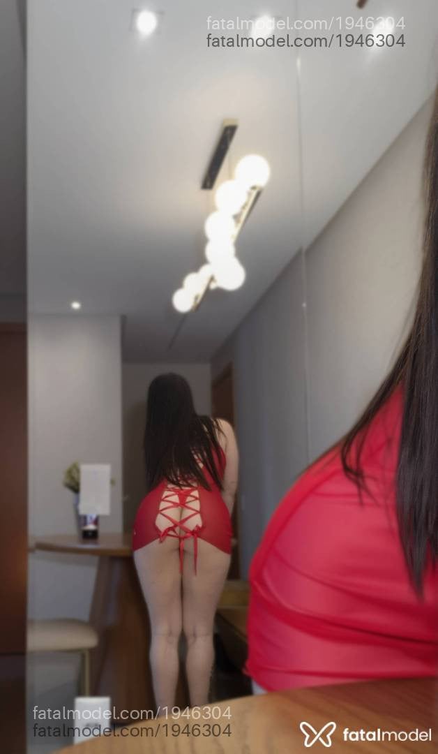 Acompanhante mulher com cabelo castanho de olhos verdes - Larissa Feitosa