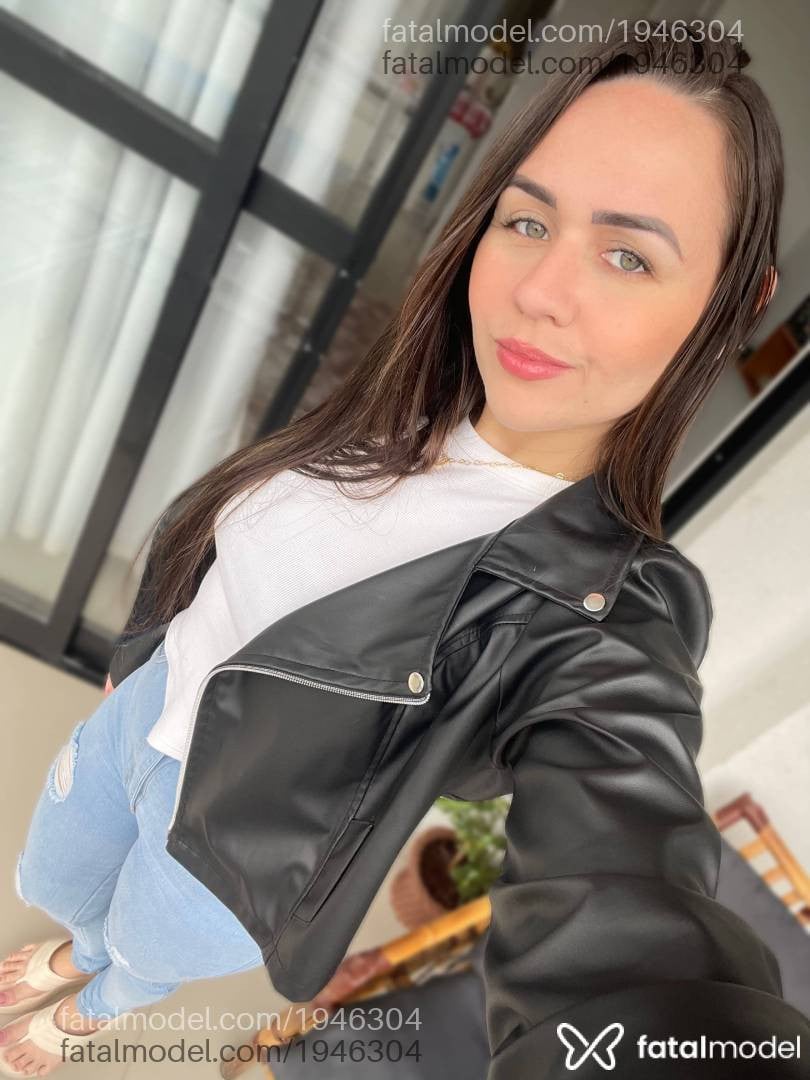 Acompanhante mulher com cabelo castanho de olhos verdes - Larissa Feitosa