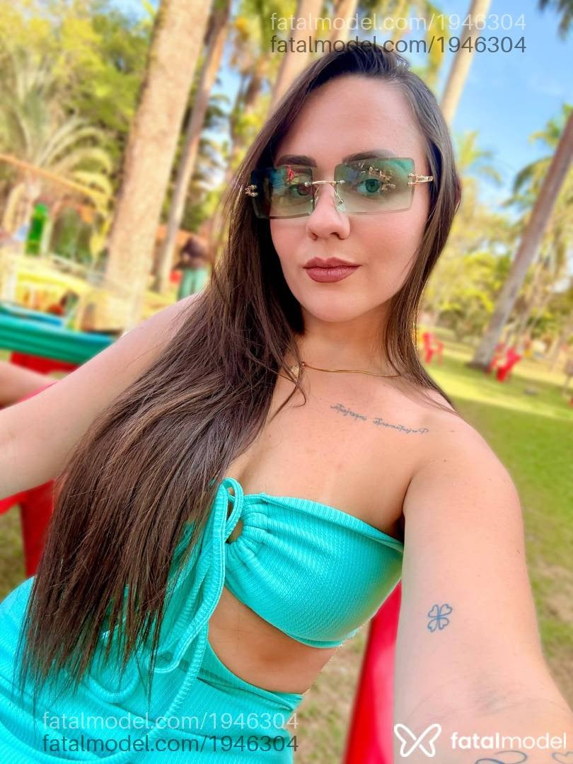 Acompanhante mulher com cabelo castanho de olhos verdes - Larissa Feitosa