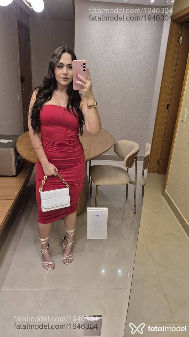 Acompanhante mulher com cabelo castanho de olhos verdes - Larissa Feitosa