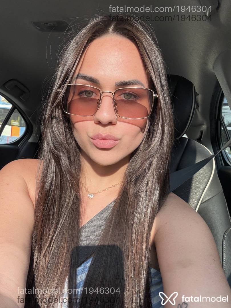 Acompanhante mulher com cabelo castanho de olhos verdes - Larissa Feitosa