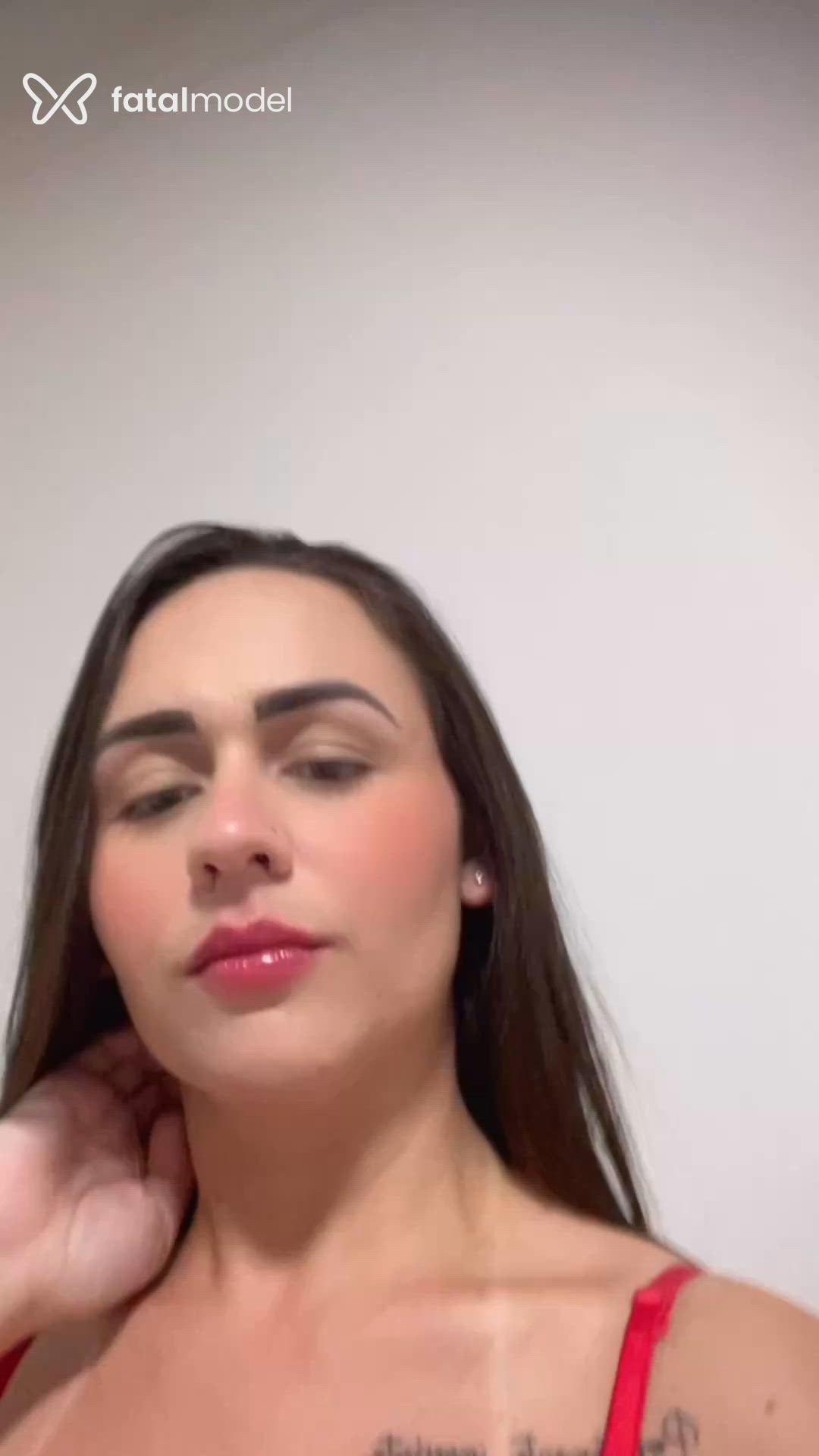 Acompanhante mulher com cabelo castanho de olhos verdes - Larissa Feitosa