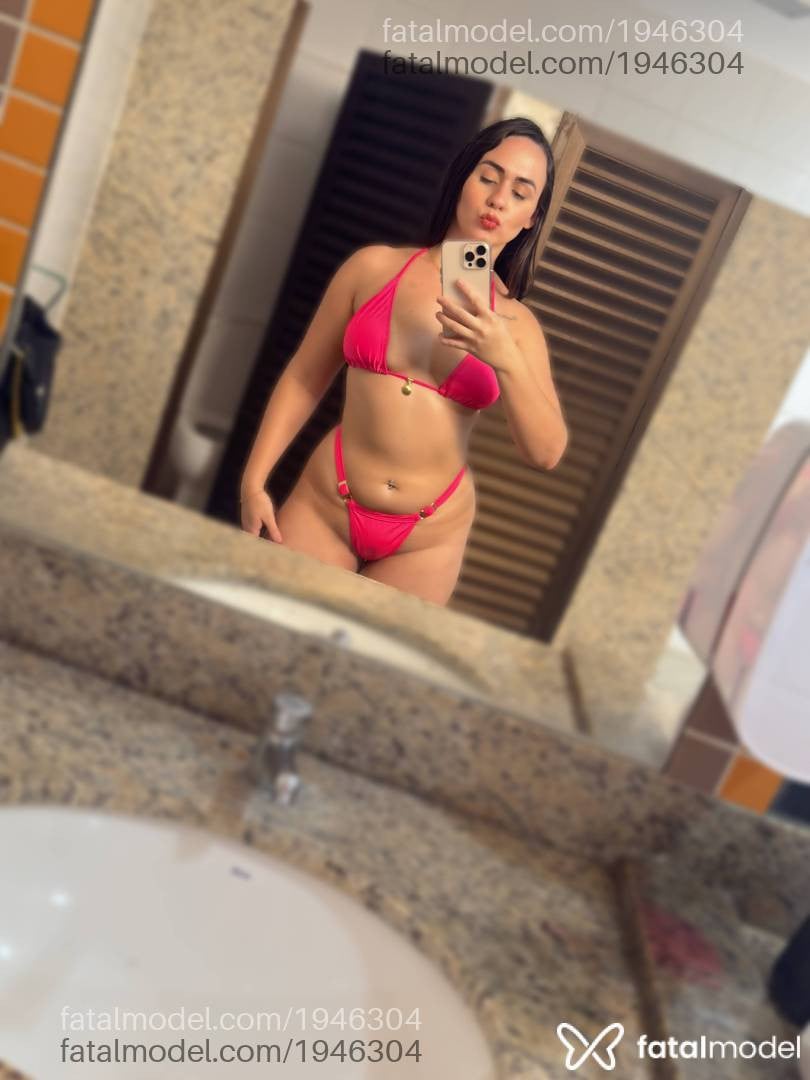 Acompanhante mulher com cabelo castanho de olhos verdes - Larissa Feitosa