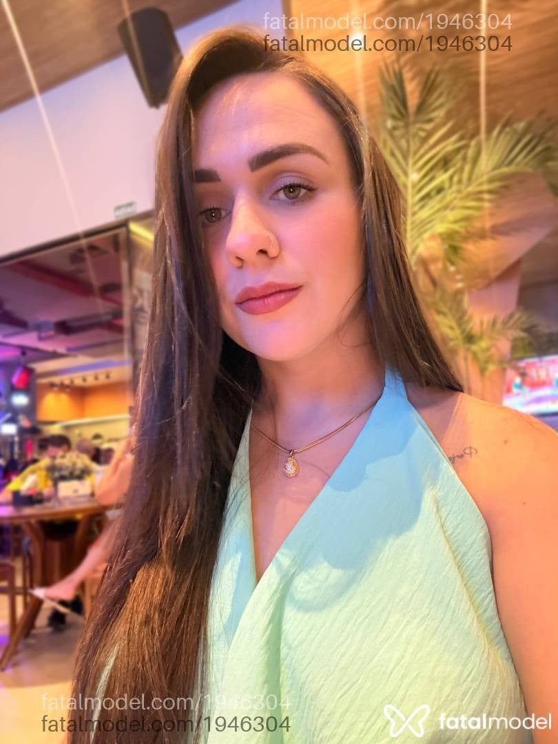 Acompanhante mulher com cabelo castanho de olhos verdes - Larissa Feitosa