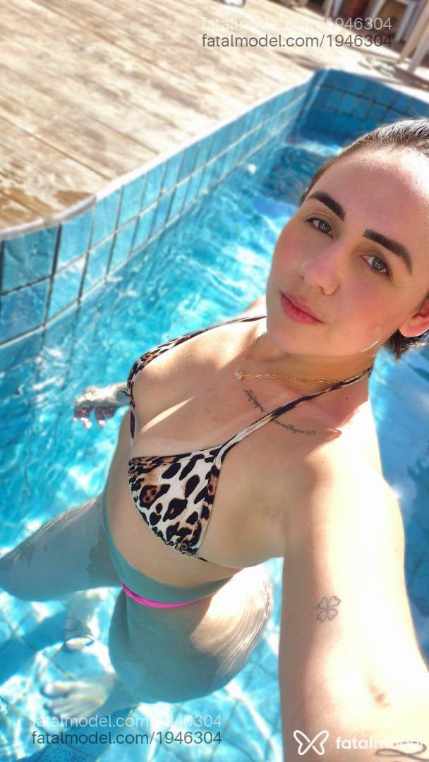 Acompanhante mulher com cabelo castanho de olhos verdes - Larissa Feitosa