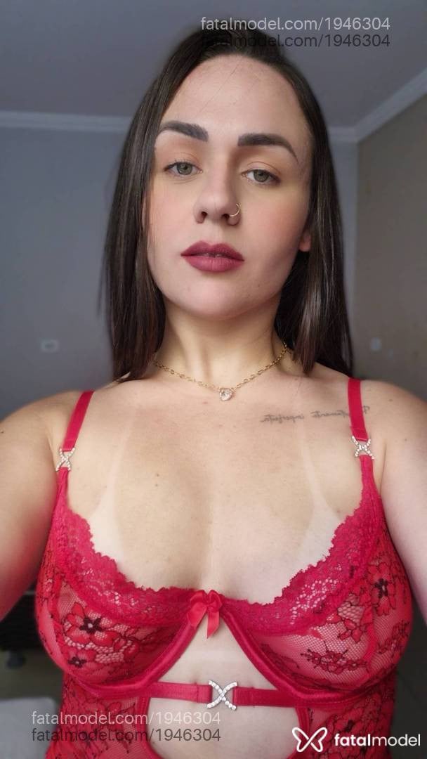 Acompanhante mulher com cabelo castanho de olhos verdes - Larissa Feitosa