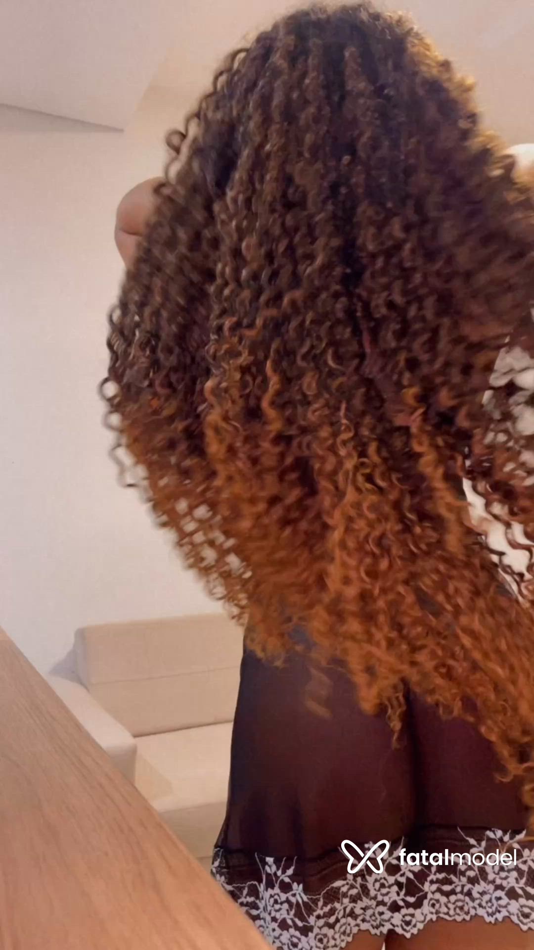 Acompanhante mulher com cabelo castanho de olhos verdes - Paola Calegari
