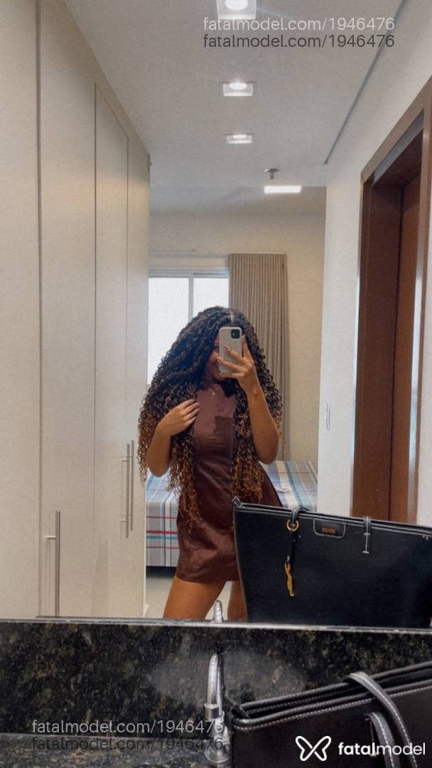 Acompanhante mulher com cabelo castanho de olhos verdes - Paola Calegari