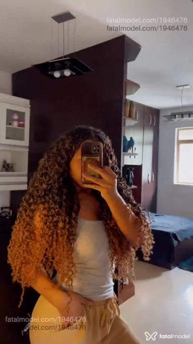 Acompanhante mulher com cabelo castanho de olhos verdes em Campinas - Paola Calegari