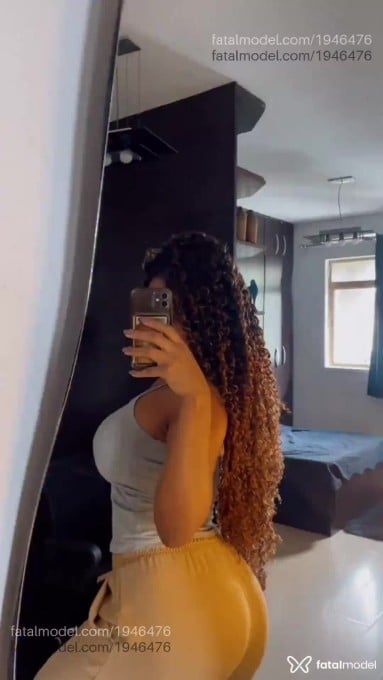 Acompanhante mulher com cabelo castanho de olhos verdes em Campinas - Paola Calegari