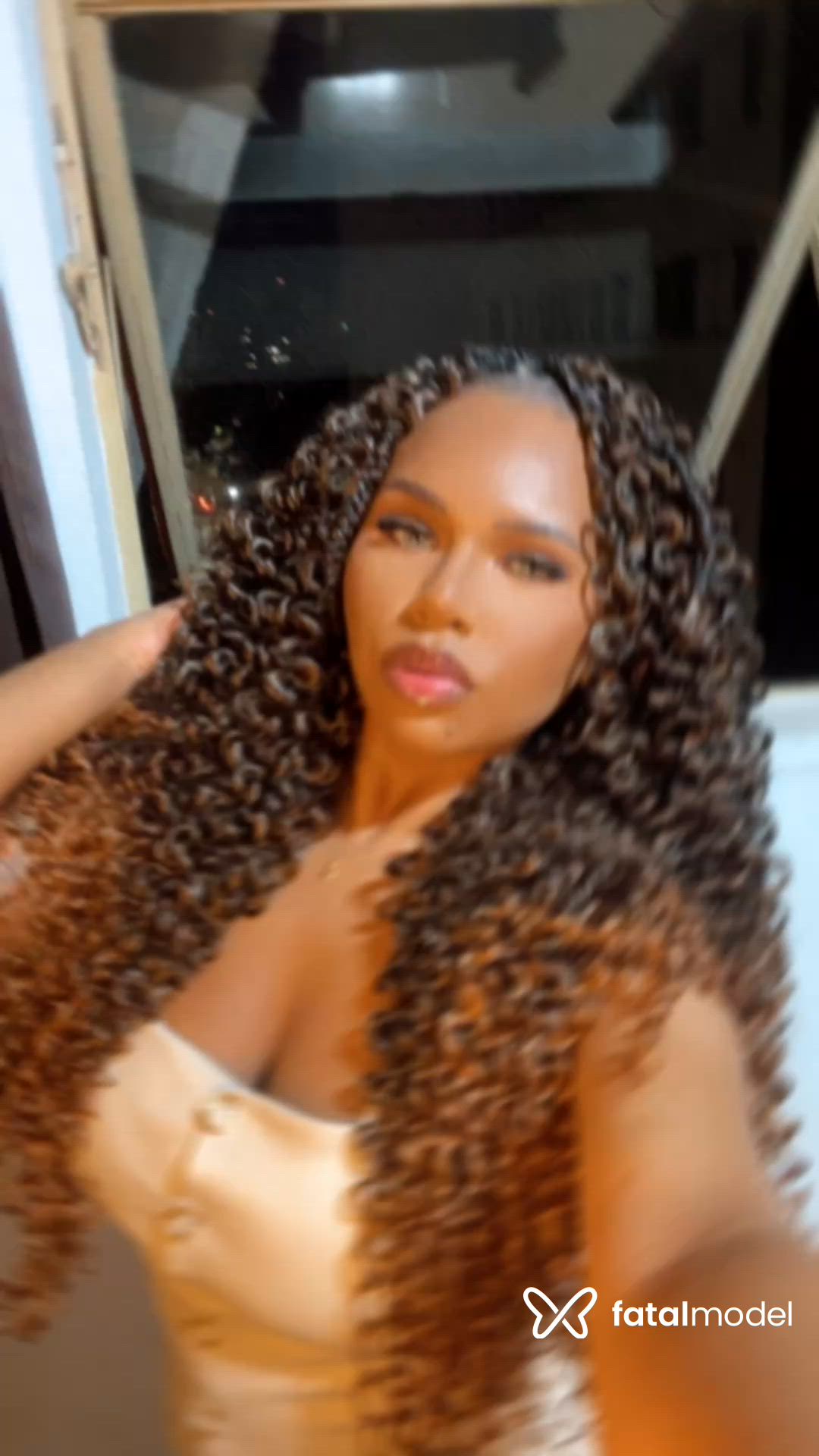Acompanhante mulher com cabelo castanho de olhos verdes - Paola Calegari