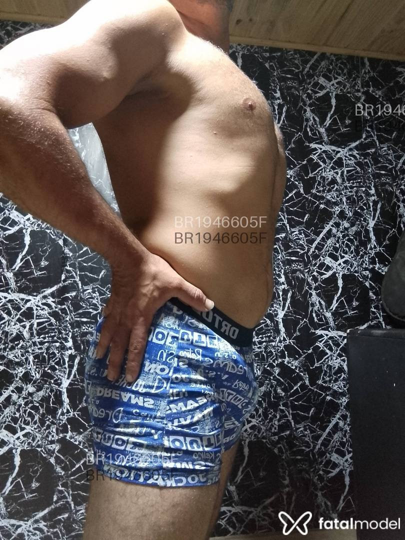 Acompanhante homem com cabelo castanho de olhos verdes - Marcos