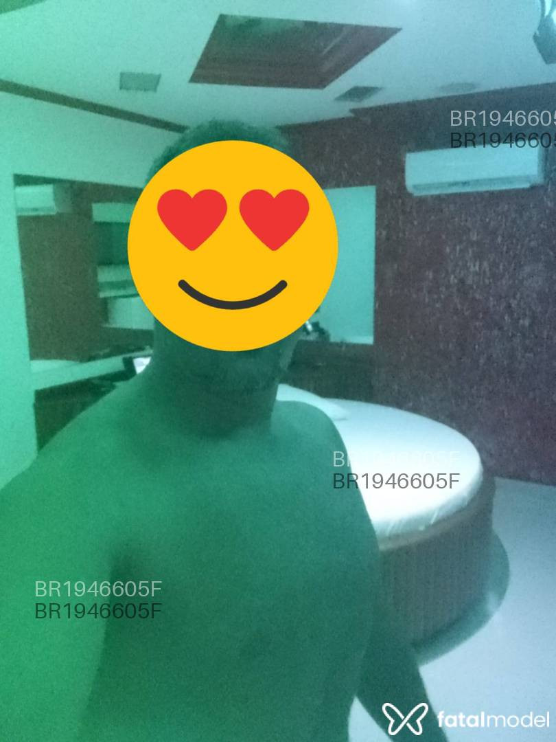 Acompanhante homem com cabelo castanho de olhos verdes - Marcos