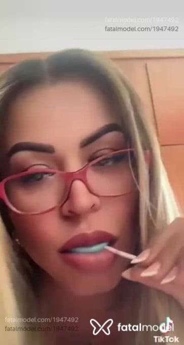 Acompanhante mulher loira (o) de olhos castanhos - Mel Rose