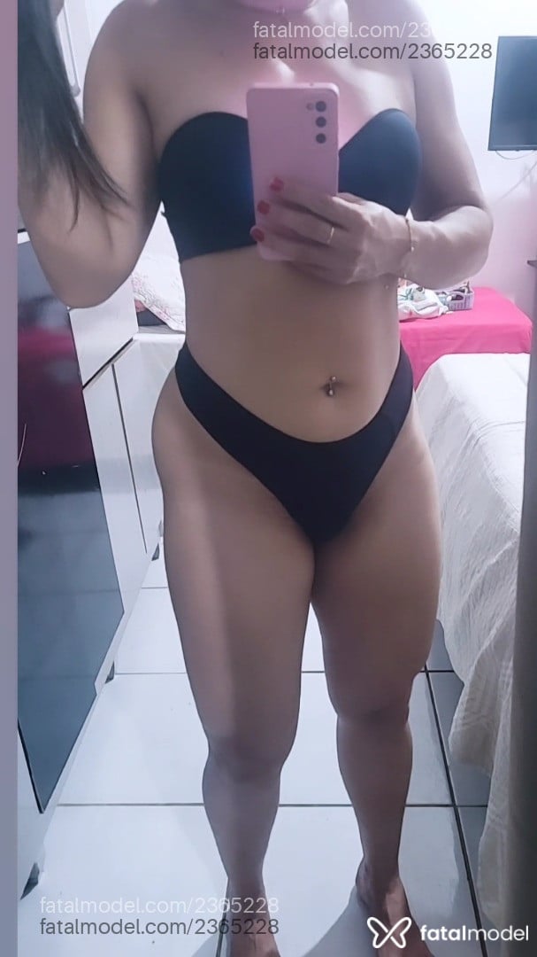 Acompanhante mulher com cabelo grisalho de olhos castanhos - Jéssica Lima