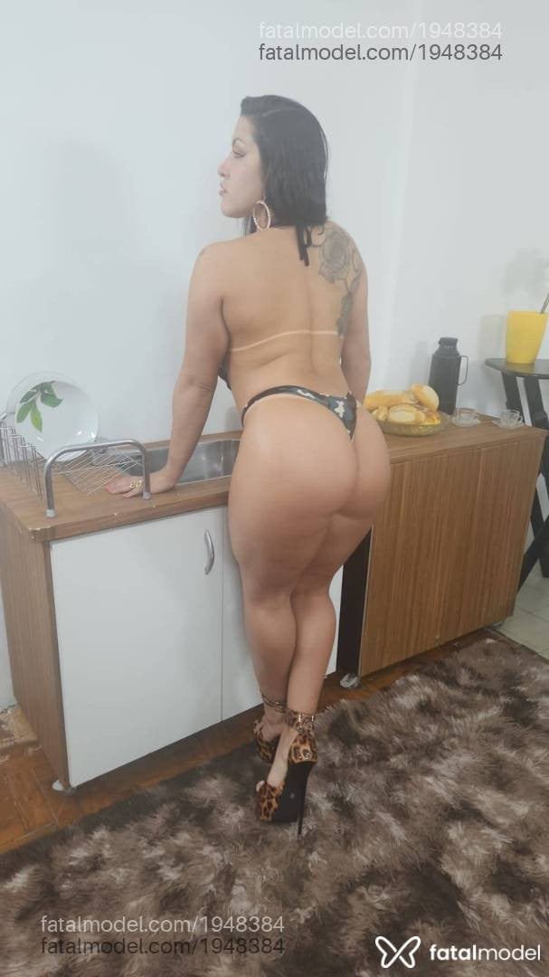 Acompanhante mulher com cabelo castanho de olhos pretos - RebeccaSantosatriz