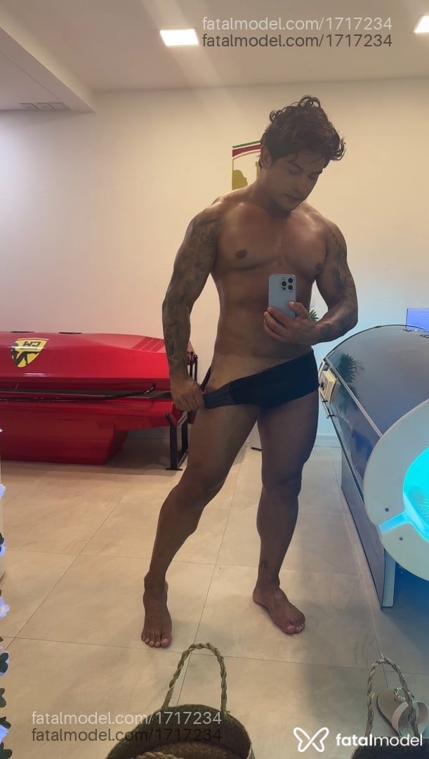 Acompanhante homem com cabelo castanho de olhos verdes em Curitiba - Lucas Vinicius