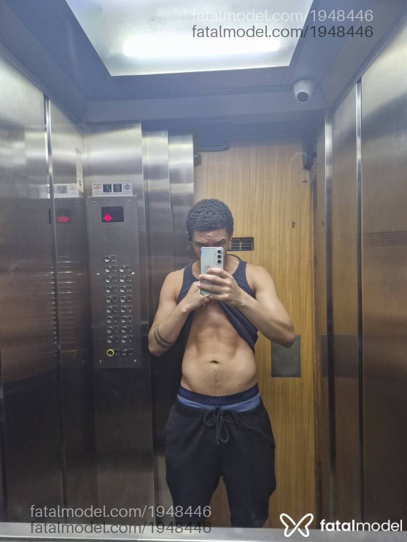 Acompanhante homem com cabelo castanho de olhos castanhos em São Paulo Acompanhante homem com cabelo castanho de olhos castanhos em São Paulo - Diogo Alcântara