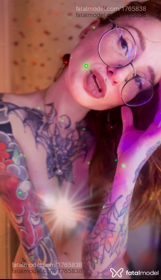Acompanhante mulher ruiva (o) de olhos castanhos - Jadi Hex Burn