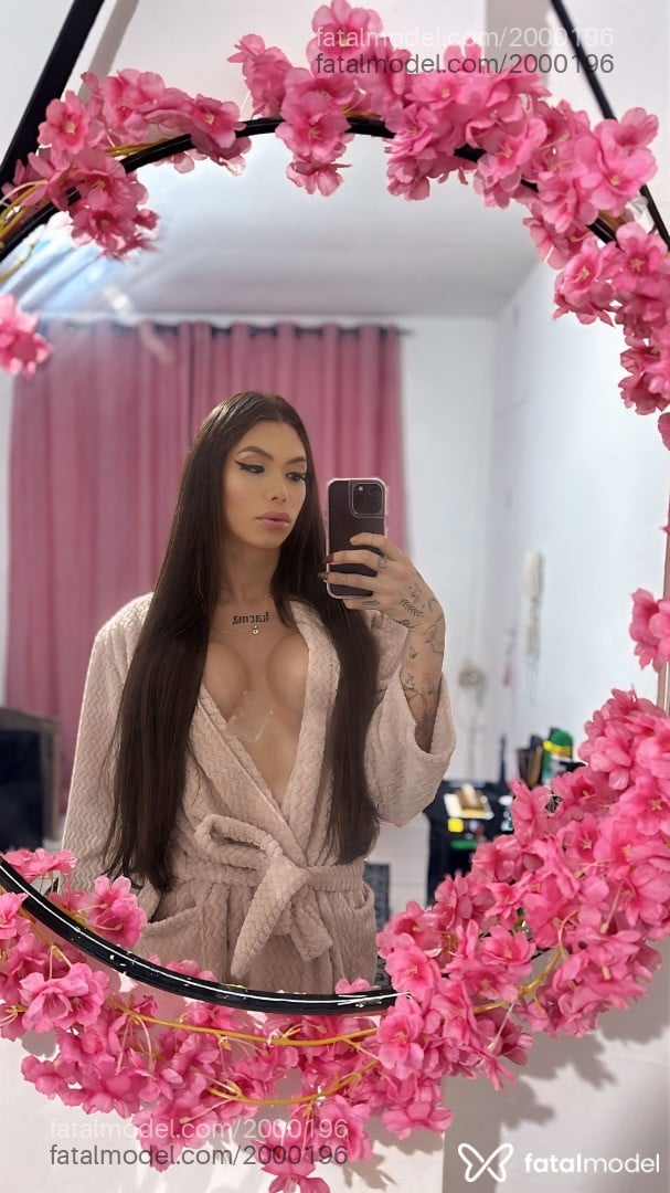 Acompanhante mulher trans com cabelo castanho de olhos castanhos em São Paulo - Dominique Dias