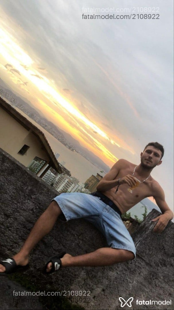 Acompanhante homem loira (o) de olhos azuis em Florianópolis - Cozinheiro