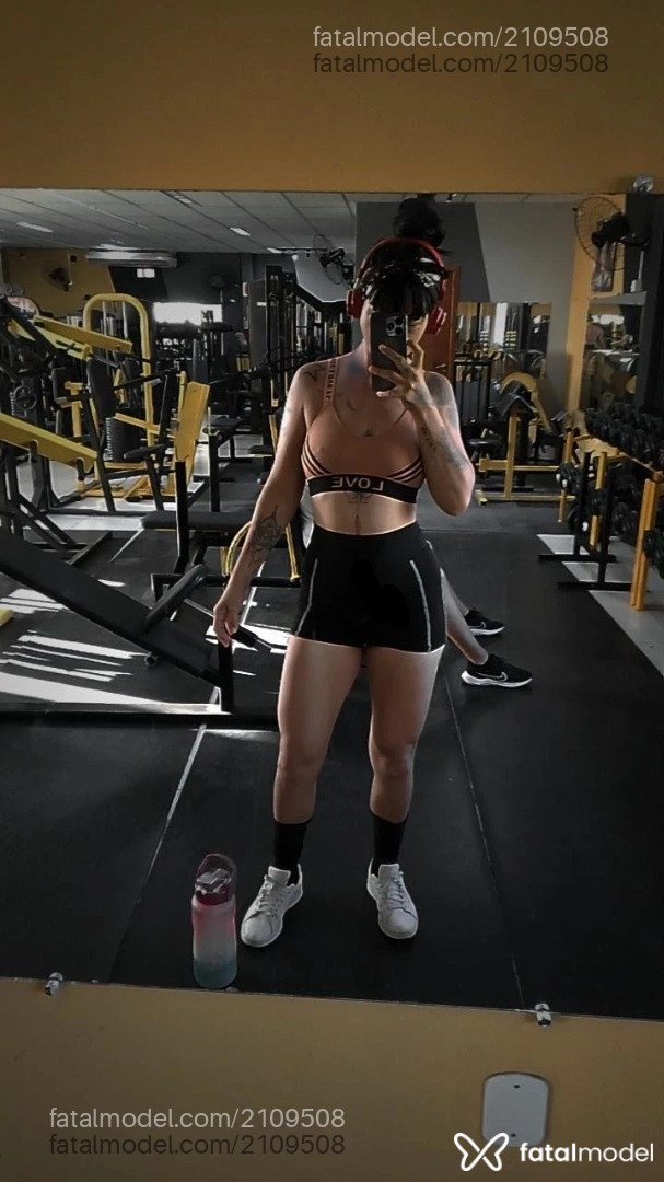 Acompanhante mulher morena (o) de olhos pretos em Virtual Acompanhante mulher morena (o) de olhos pretos em Virtual - Tayangel