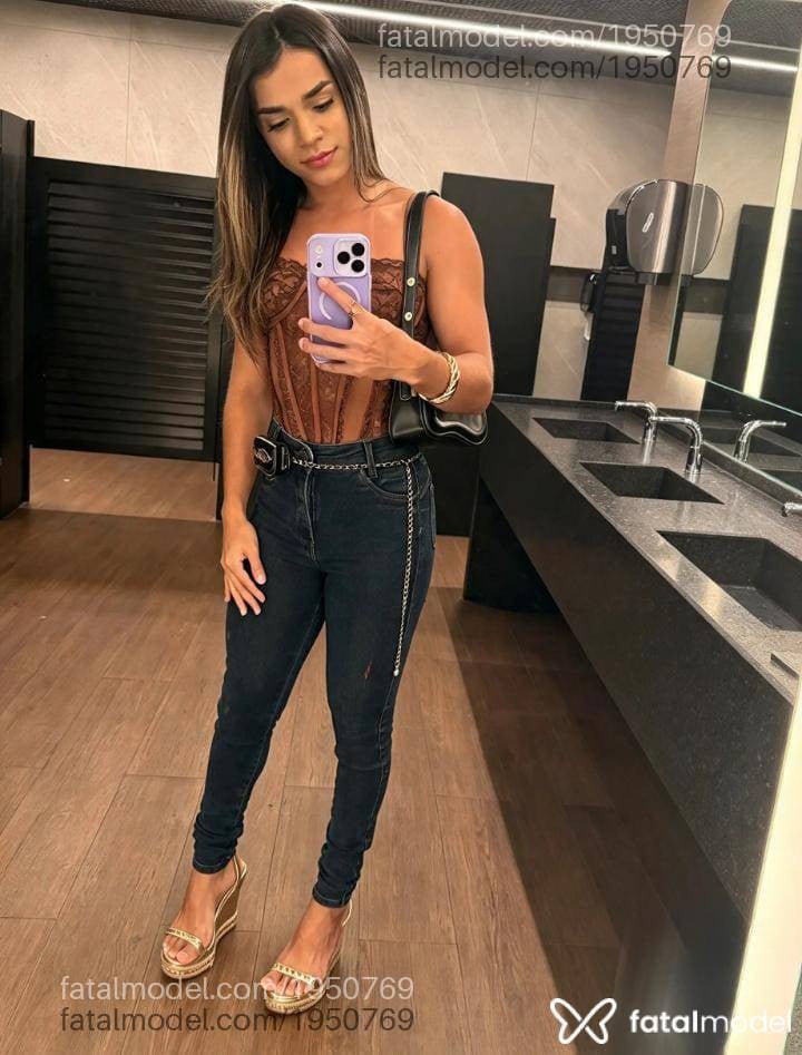 Acompanhante mulher trans loira (o) de olhos pretos - Nicole Lima