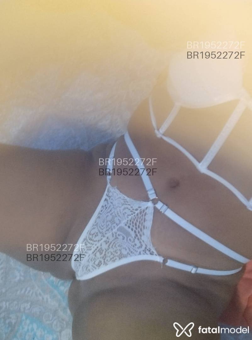 Acompanhante mulher morena (o) de olhos pretos em Rio de Janeiro Acompanhante mulher morena (o) de olhos pretos em Rio de Janeiro - Monike Garolli