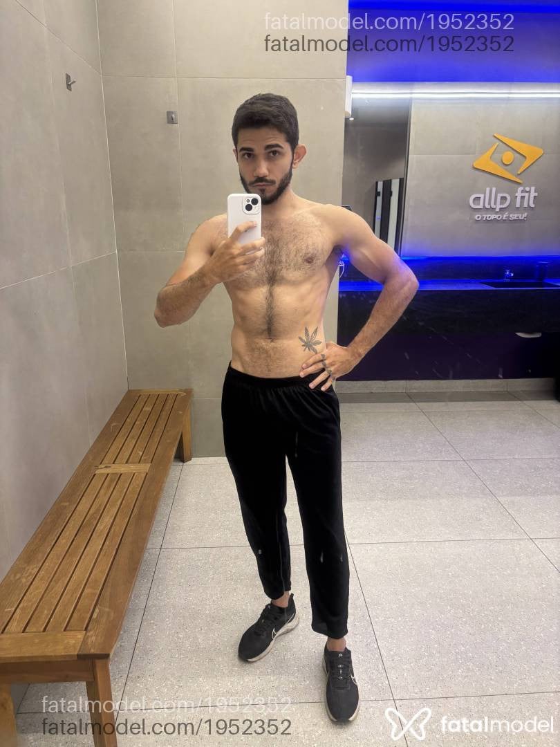 Acompanhante homem com cabelo castanho de olhos castanhos - Tarik Ferraz