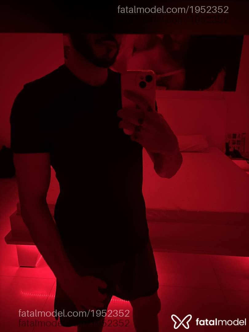 Acompanhante homem com cabelo castanho de olhos castanhos - Tarik Ferraz