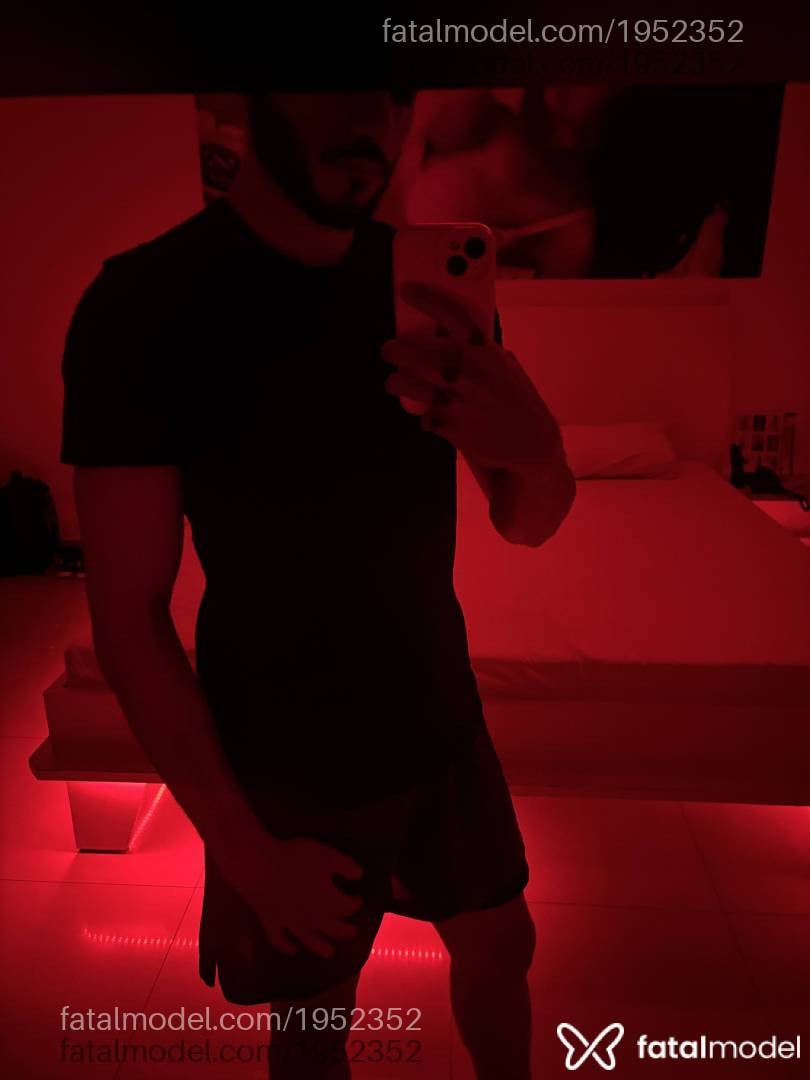 Acompanhante homem com cabelo castanho de olhos castanhos - Tarik Ferraz