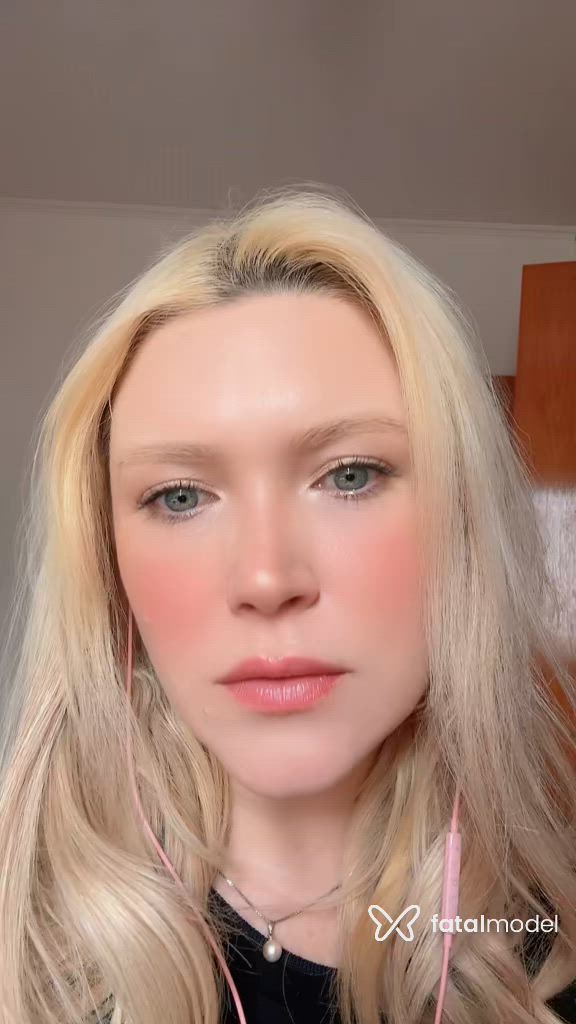 Acompanhante mulher loira (o) de olhos azuis - Beatriz