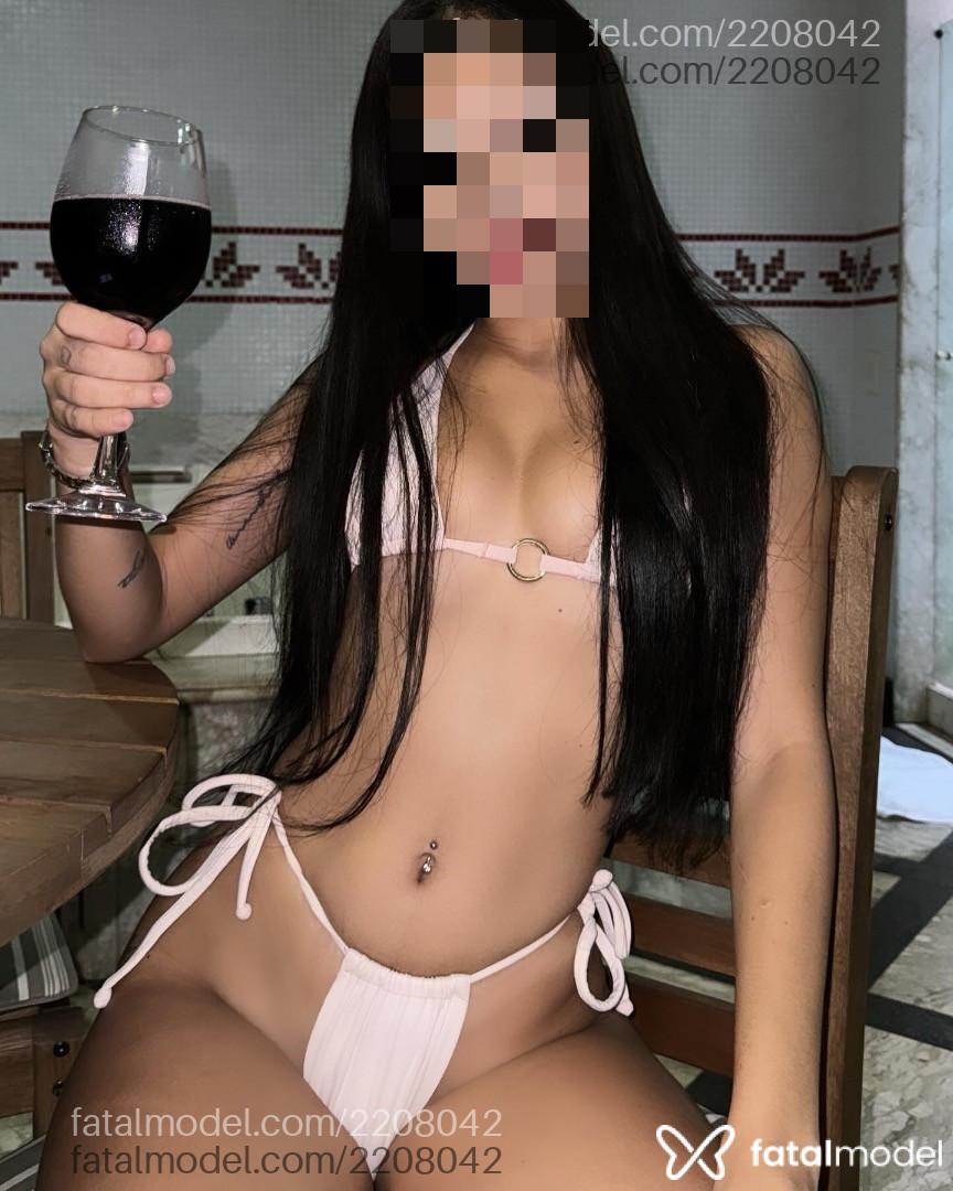 Acompanhante mulher com cabelo castanho de olhos pretos - Agatha Acompanhante mulher com cabelo castanho de olhos pretos - Agatha