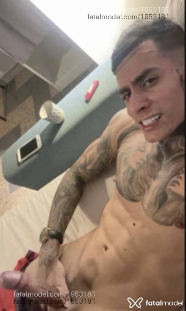 Acompanhante homem com cabelo grisalho de olhos castanhos - Matteo