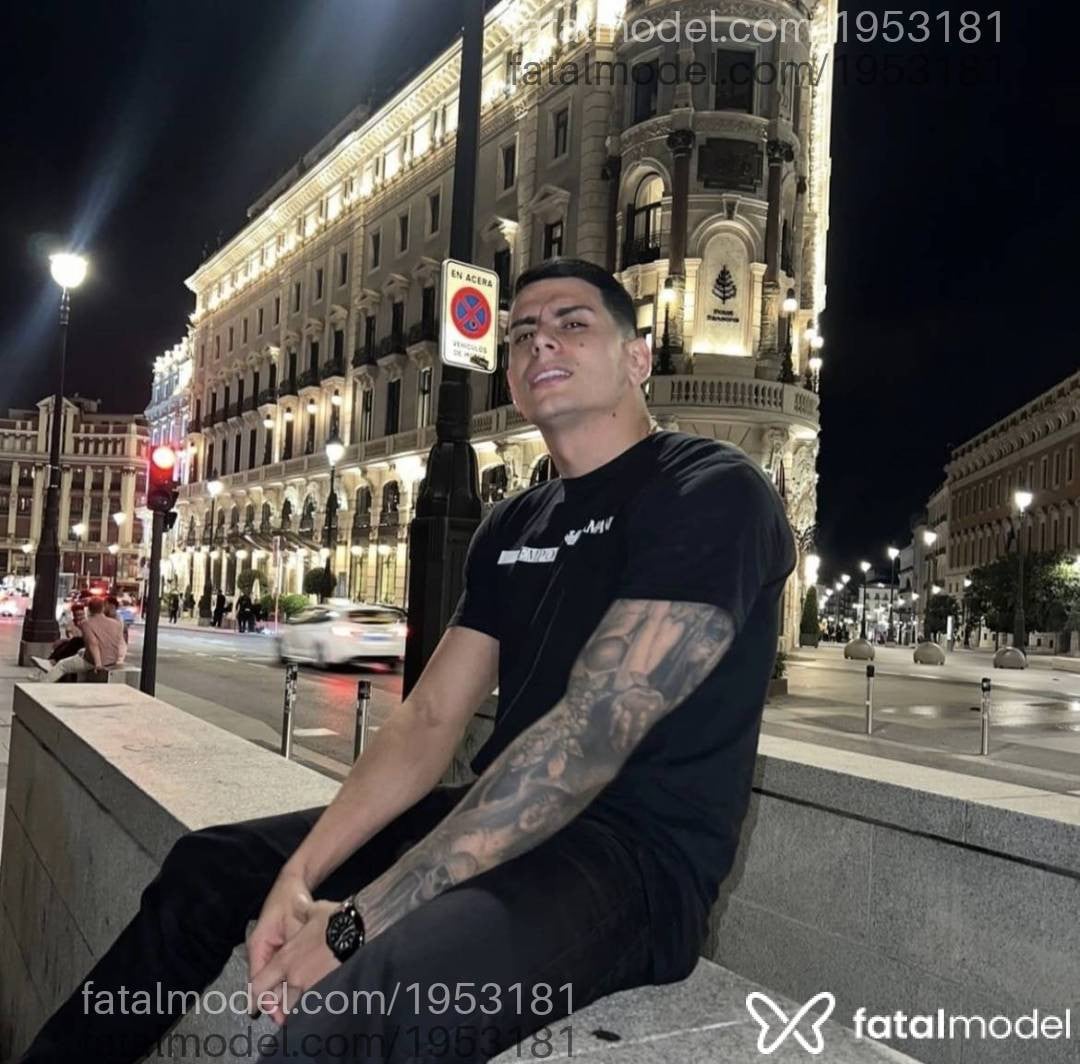 Acompanhante homem com cabelo grisalho de olhos castanhos - Matteo