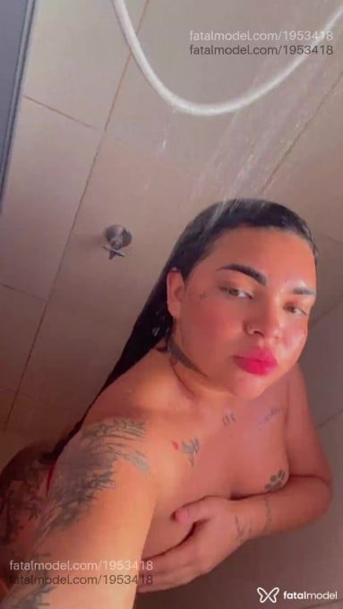 Acompanhante mulher com cabelo castanho de olhos castanhos - Hellena Gomes