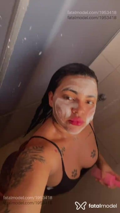 Acompanhante mulher com cabelo castanho de olhos castanhos - Hellena Gomes