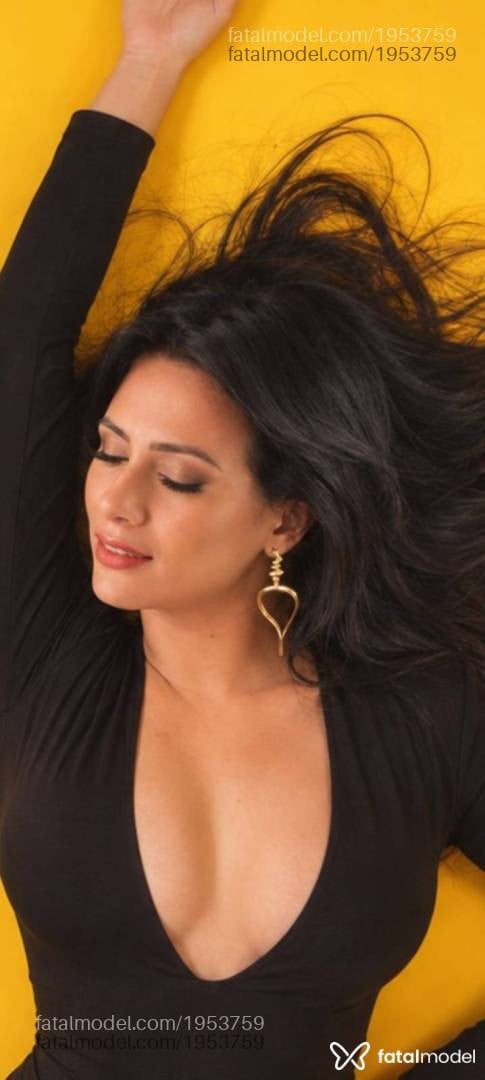 Acompanhante mulher morena (o) de olhos pretos - Taty Mendes